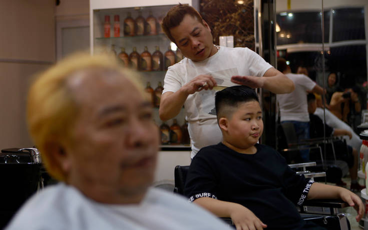 Ο κουρέας που μεταμορφώνει τους πελάτες του σε Τραμπ και Κιμ Γιονγκ Ουν