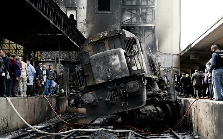 Συγκλονιστικές εικόνες από την σιδηροδρομική τραγωδία στο Κάιρο