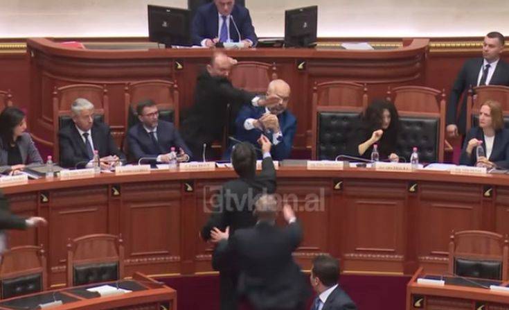 Επίθεση με μελάνι στον Έντι Ράμα μέσα στο αλβανικό κοινοβούλιο