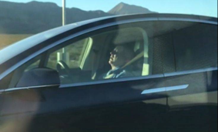 Ο οδηγός έχει κλείσει τα μάτια του και το Tesla πηγαίνει στον αυτόματο πιλότο
