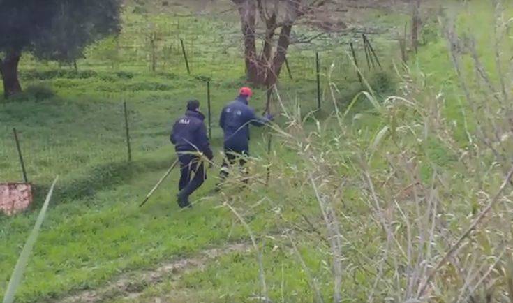 Στο ενάμιση μέτρο το νερό, δυσκολεύει η αποστολή της Πυροσβεστικής στη Μεσαρά