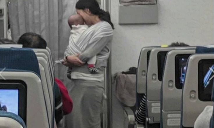 Η πρωτότυπη κίνηση μιας μητέρας που είχε μαζί της το μωρό στην πτήση