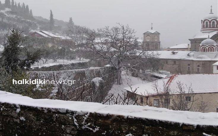 «Θάφτηκε» στο χιόνι το Άγιο Όρος