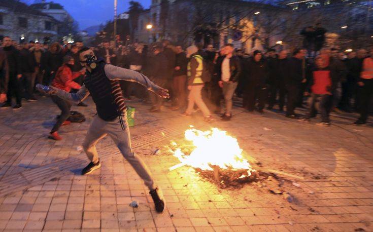 Ένταση και δακρυγόνα ξανά έξω από το κοινοβούλιο της Αλβανίας