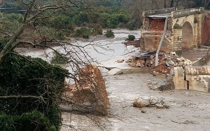 Οι Ένοπλες Δυνάμεις μεταφέρουν δύο συλλογές γεφυρών τύπου Baily στην Κρήτη