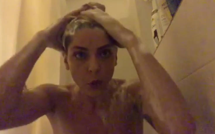 Η Μυριέλλα Κουρεντή τραγουδάει γυμνή στο μπάνιο