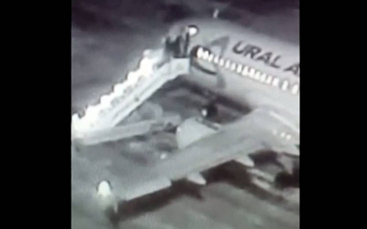 Η τρομακτική στιγμή που καταρρέει η σκάλα την ώρα που οι επιβάτες ανεβαίνουν σε αεροπλάνο