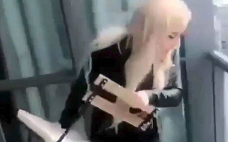 Πέταξε καρέκλα από το μπαλκόνι, έβγαλε βίντεο και τώρα την ψάχνει η αστυνομία