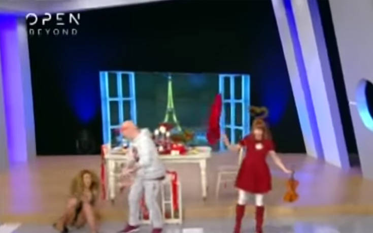 Η τούμπα σέξι χορεύτριας στον αέρα της εκπομπής του Νίκου Μουτσινά