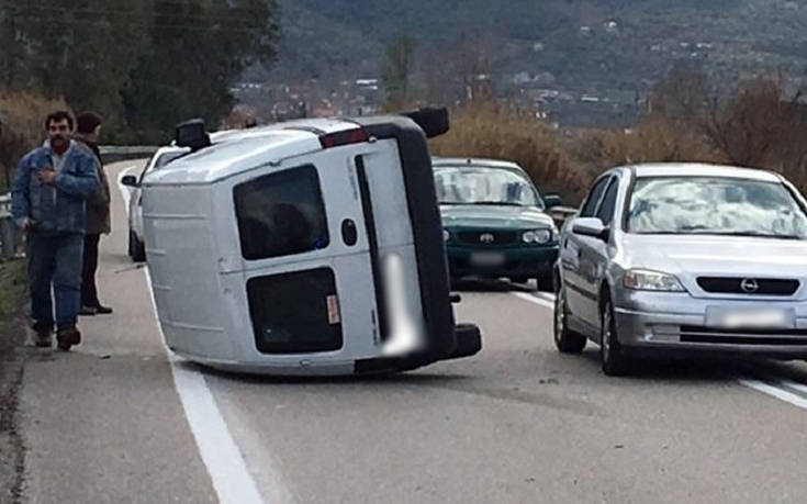 Αυτοκίνητο ανατράπηκε και ο οδηγός βγήκε σώος