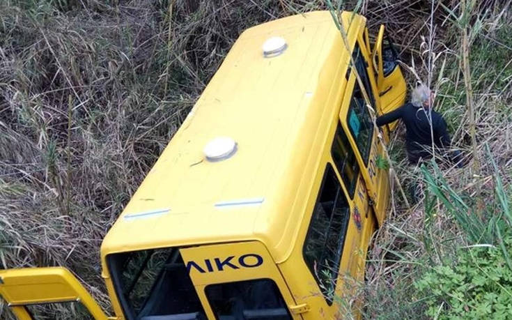 Σχολικό λεωφορείο βούτηξε σε ρέμα στη Ρόδο