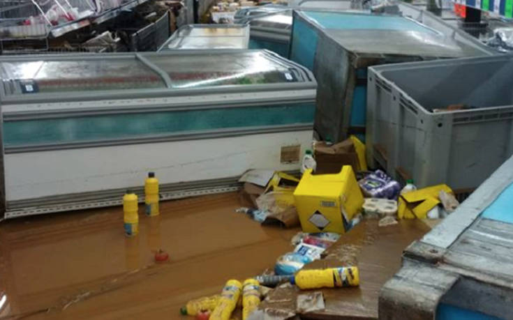 Εικόνες ολικής καταστροφής σε σούπερ μάρκετ στην Κρήτη λόγω κακοκαιρίας