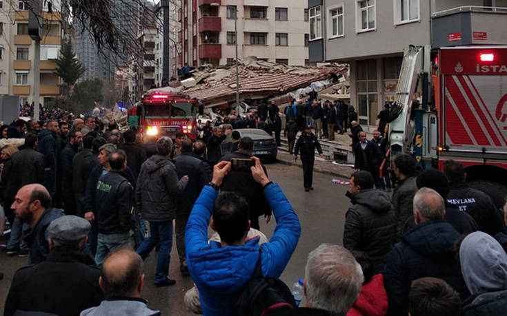 Τουλάχιστον ένας νεκρός στα συντρίμμια του πολυώροφου κτιρίου στην Κωνσταντινούπολη