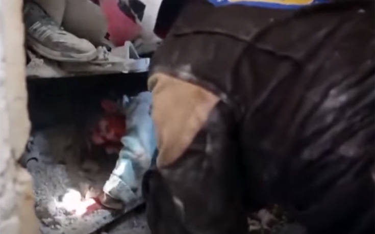 Η στιγμή που κορίτσι γεμάτο αίματα στο πρόσωπο διασώζεται από τα ερείπια στη Συρία