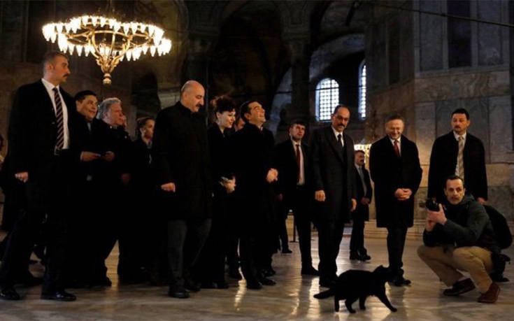 Η μαύρη γάτα που υποδέχθηκε τον Τσίπρα στην Αγία Σοφία