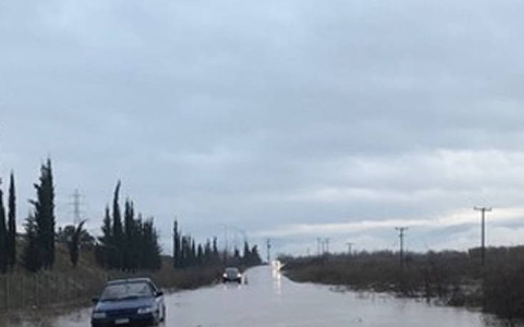 Αυτοκίνητο κόλλησε στα νερά παράδρομου της εθνικής οδού