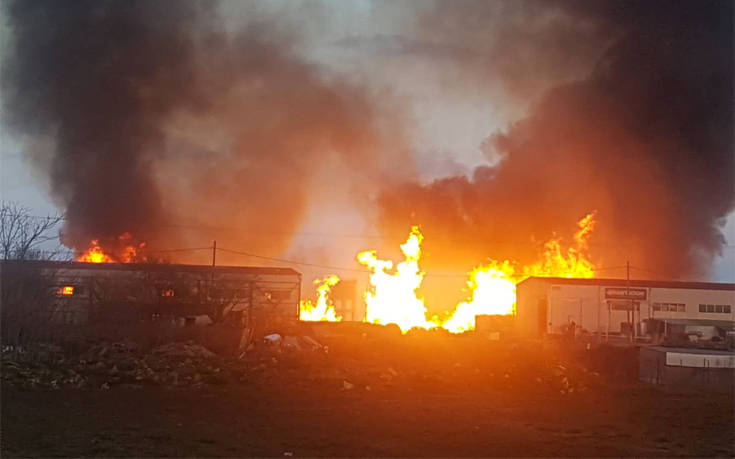 Ολοκληρωτική η καταστροφή στο εργοστάσιο ξυλείας στη Λάρισα από την φωτιά
