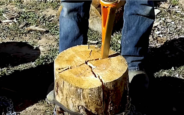 Το εργαλείο που κάνει το κόψιμο των ξύλων παιχνιδάκι