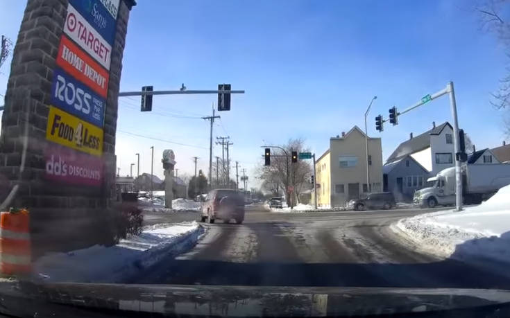 Φορτηγό άνοιξε σαν&#8230; καρπούζι