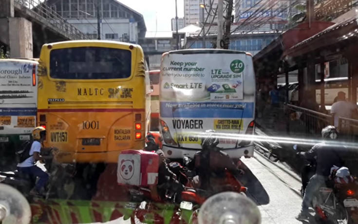 Τι κάνουν στις Φιλιππίνες όταν έχει κίνηση στο δρόμο