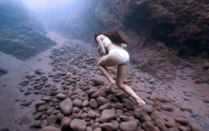 Τρέχει στο βυθό αγκαλιά με μια πέτρα