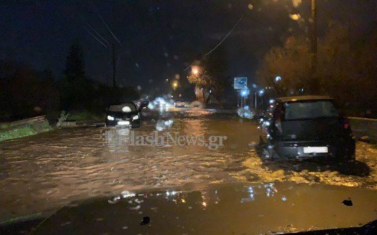 Οδηγοί εγκλωβίστηκαν στα οχήματά τους λόγω κακοκαιρίας στα Χανιά