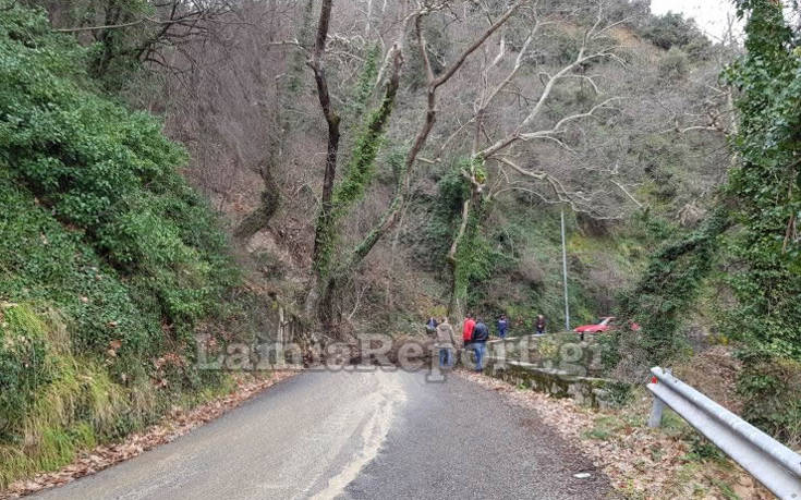 Άνοιξε ο δρόμος προς την Υπάτη στη Φθιώτιδα μετά την κατολίσθηση