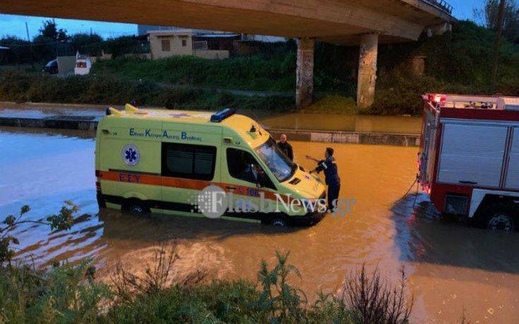 Αυτοκίνητο εγκλωβίστηκε σε χείμαρρο στον Πλατανιά