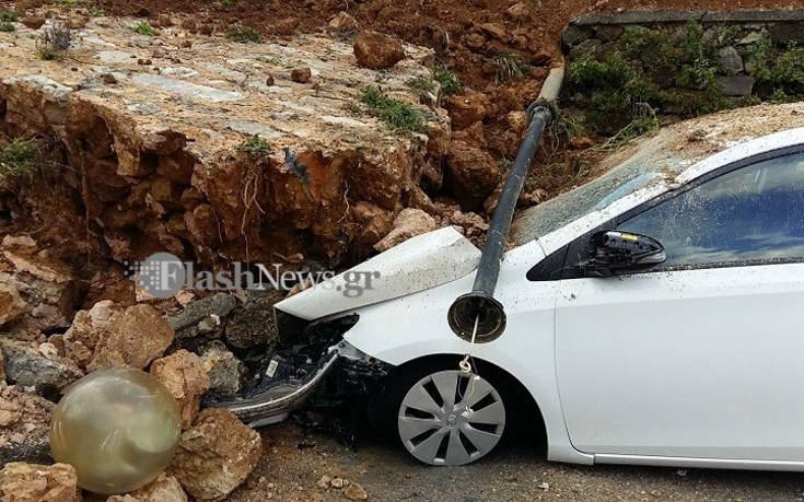 Νέες κατολισθήσεις στα Χανιά, αυτοκίνητα θάφτηκαν κάτω από πέτρες