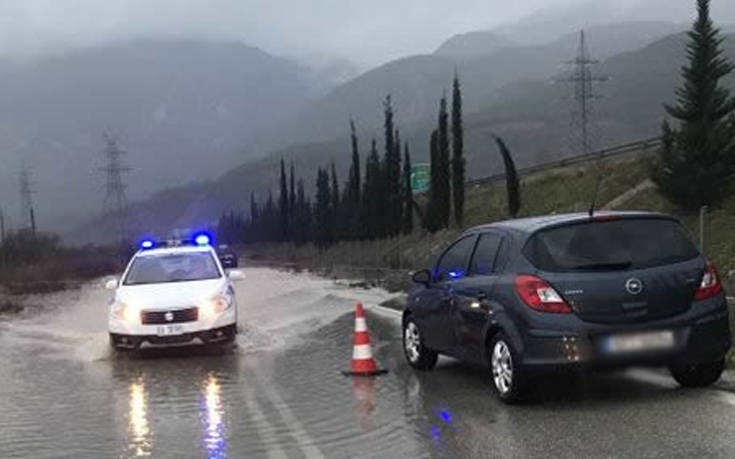 Βίντεο με την εγκλωβισμένη οδηγό σε παράδρομο της εθνικής οδού