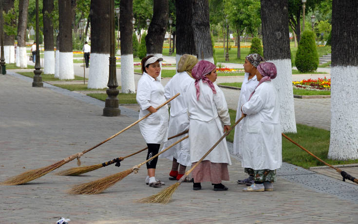 Η χώρα όπου οι δημόσιοι υπάλληλοι καθαρίζουν δρόμους, φυτεύουν δέντρα και μαζεύουν βαμβάκι