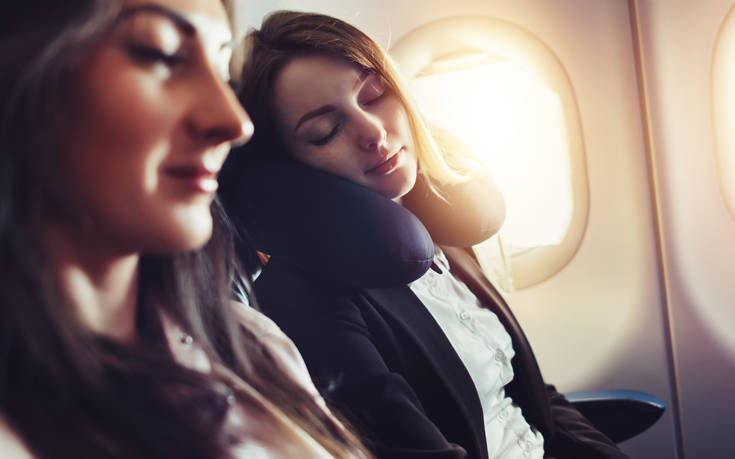 Πώς να κοιμηθείτε άνετα σε ένα αεροπλάνο