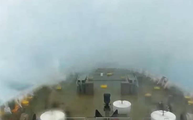 Η μάχη του πληρώματος πλοίου με τα τεράστια κύματα
