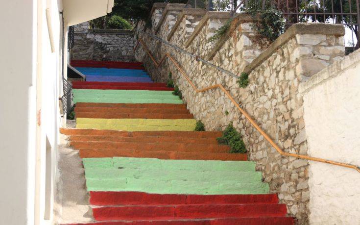 Οι γειτονιές της Καβάλας απέκτησαν χρωματιστές σκάλες