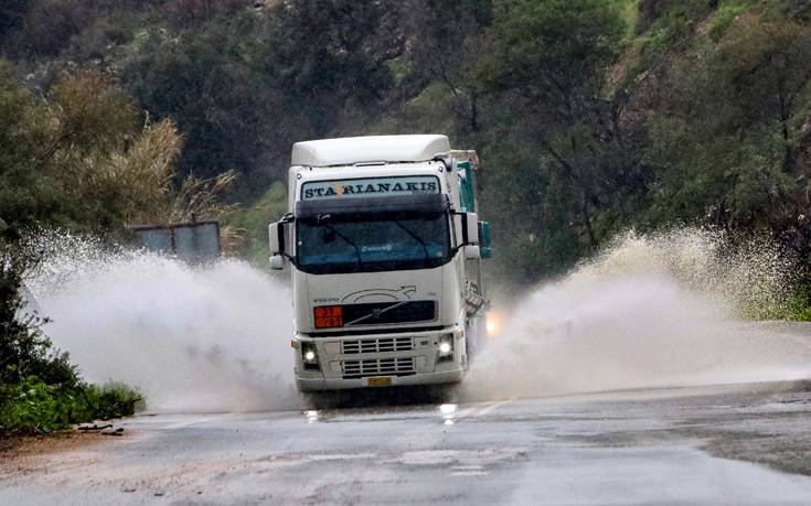 Παραμένουν τα σοβαρά προβλήματα στο οδικό δίκτυο του Ρεθύμνου από τις βροχοπτώσεις
