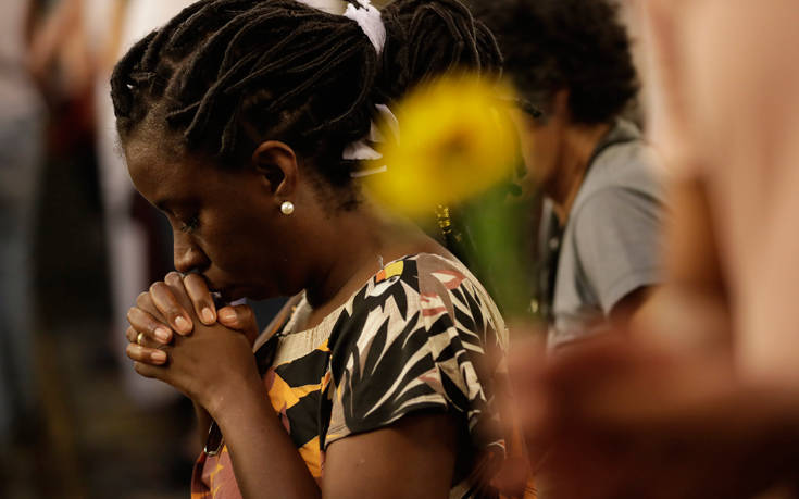 Η πόλη Σουζάνο αποχαιρετά τα θύματα της επίθεσης στο σχολείο