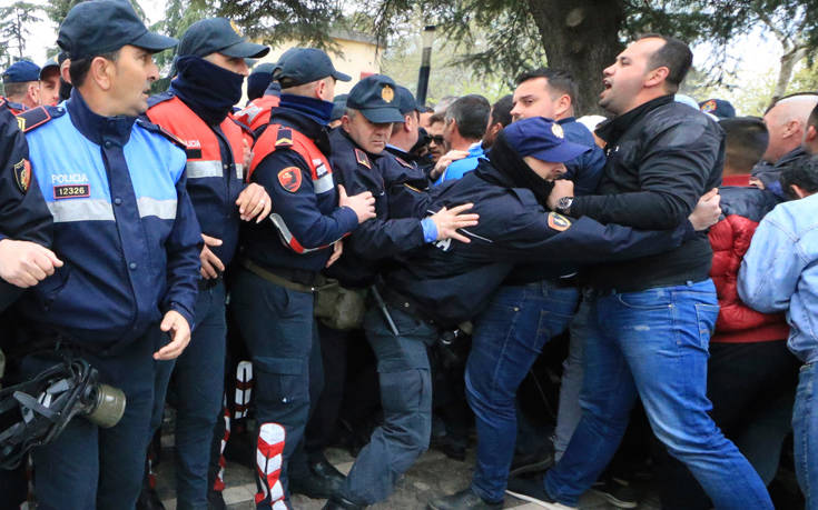 Νέες συγκρούσεις έξω από τη Βουλή της Αλβανίας