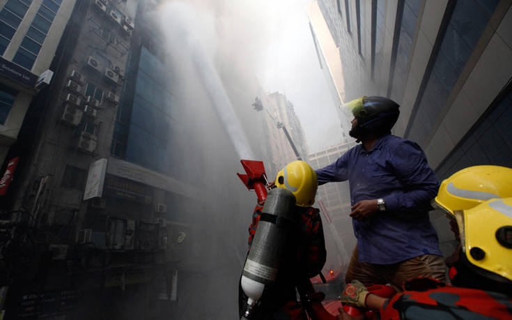 Μεγαλώνει η λίστα των νεκρών από τη φωτιά σε πολυώροφο κτίριο στο Μπανγκλαντές