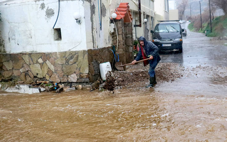 Στο έλεος της κακοκαιρίας και πάλι η Κρήτη, πλημμύρισαν δρόμοι και γεφύρια