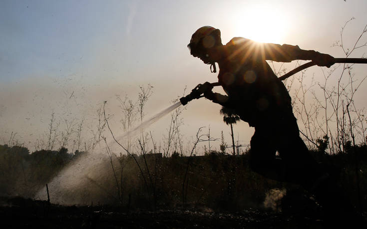 Φωτιά στην Αττική: Εποχικός πυροσβέστης έπεσε σε πηγάδι