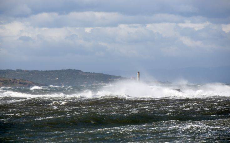 Ισχυροί άνεμοι στην Κρήτη, αέρας σήκωσε ελενίτ και τα πέταξε σε δρόμο