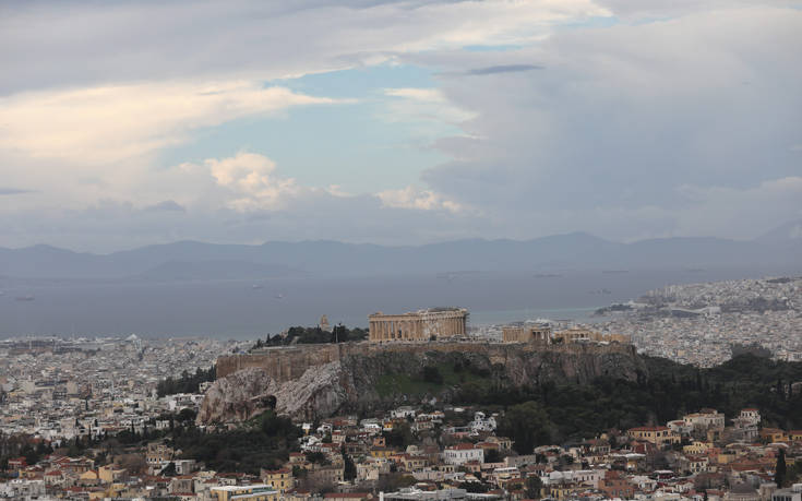 Φθινοπωρινός καιρός με συννεφιά, βροχές και ζέστη