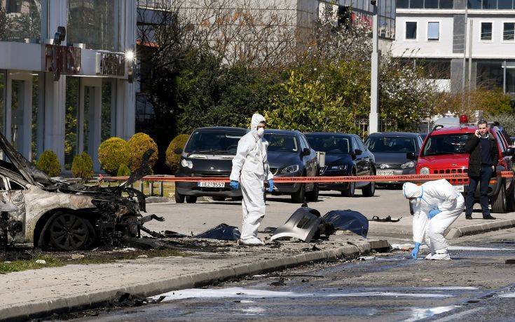 Υπολείμματα εκρηκτικού μηχανισμού στο αμάξι που εξερράγη στη Γλυφάδα