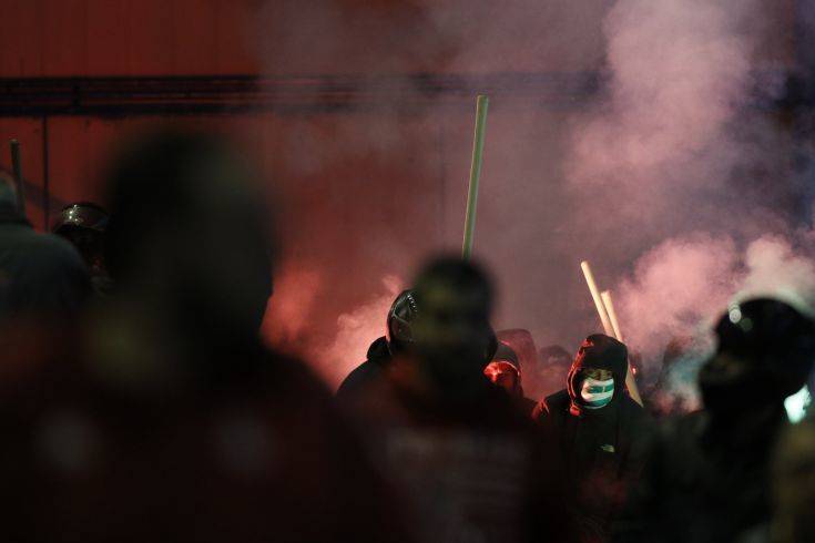 Σκηνικό τρόμου έστησαν χούλιγκαν στην Αθήνα