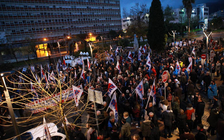 Ένταση στη Καλαμάτα με μέλη του ΠΑΜΕ σε εκδήλωση της ΓΣΕΕ 25