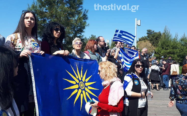 Διαμαρτυρία με συνθήματα για τη Μακεδονία στην παρέλαση της Θεσσαλονίκης