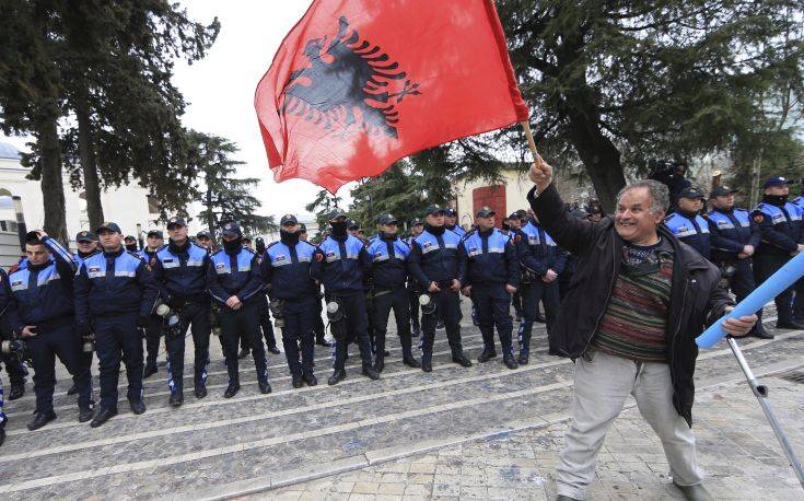 Χιλιάδες διαδηλωτές ζήτησαν και πάλι πρόωρες εκλογές στην Αλβανία