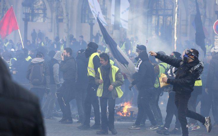 Ο Μακρόν εξετάζει την απαγόρευση διαδηλώσεων στα Ηλύσια Πεδία