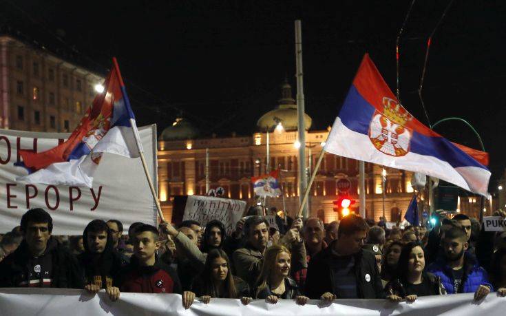 Διαδηλωτές εισέβαλαν στο κτίριο της δημόσιας τηλεόρασης της Σερβίας