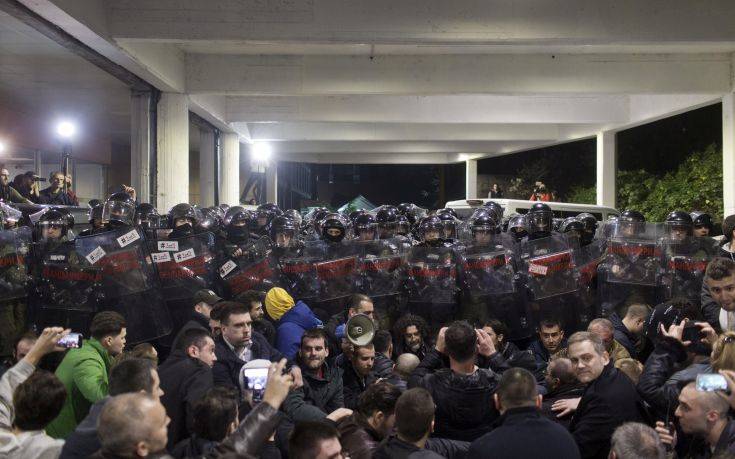 Η Αστυνομία έβγαλε εκτός της σερβικής δημόσιας τηλεόρασης τους διαδηλωτές